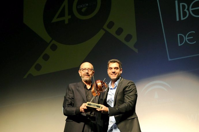 Javier Morare recibe el Premio La Luz