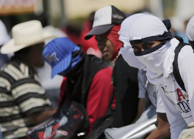 Manifestantes en Ayotzinapa, méxico