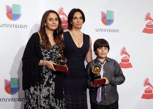Gabriela Canseco con el Grammy de Paco de Lucía