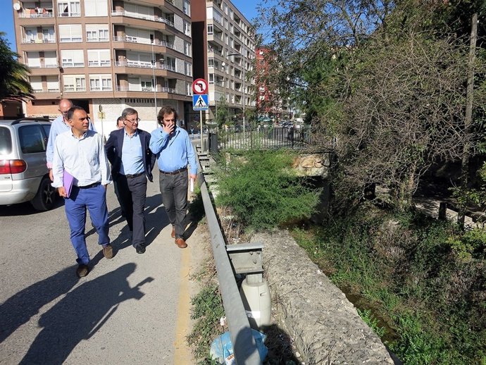 Construcción de la acera en voladizo en Fernando Arce 