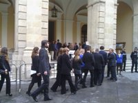 La familia de la Duquesa de Alba llega a la capilla ardiente, que continúa con amplias colas