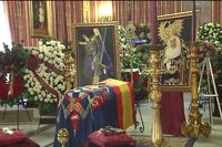 Coronas de flores de Isabel Pantoja, Alejandro Sanz o Antonio Banderas, en la capilla de la Duquesa de Alba