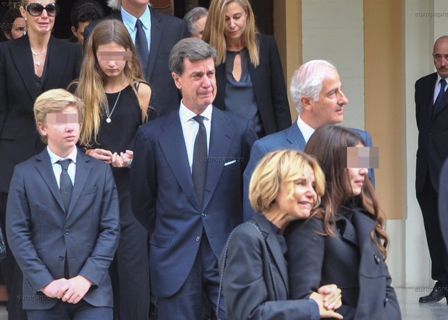 Eugenia Martínez de Irujo, Cayetano, Cayetana, Luis y Amina y Genoveva lloran