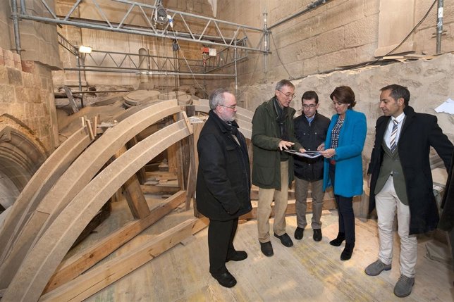 Barcina y Sánchez de Muniáin visitan el claustro del Monasterio de Fitero.
