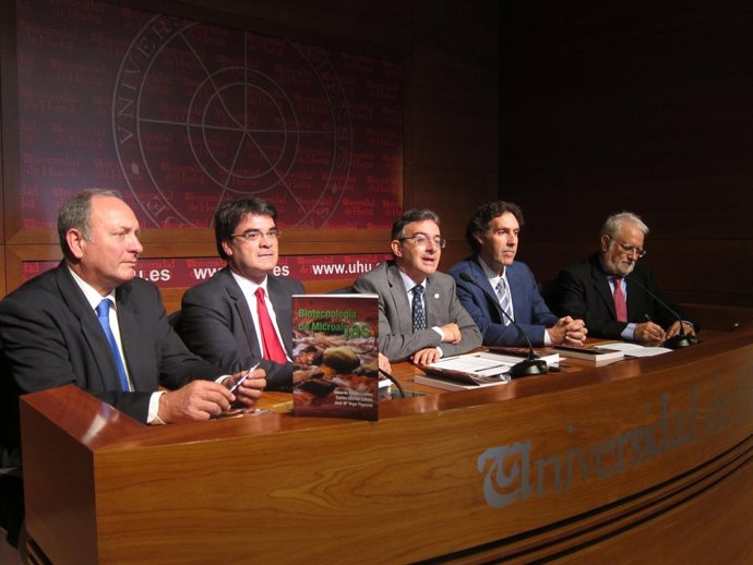 Cepsa y la UHU presentan un libro sobre aplicaciones de microalgas. 