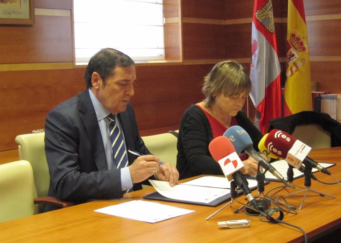 Sáez Aguado y Tobal firman el acuerdo entre la Consejería y SAE