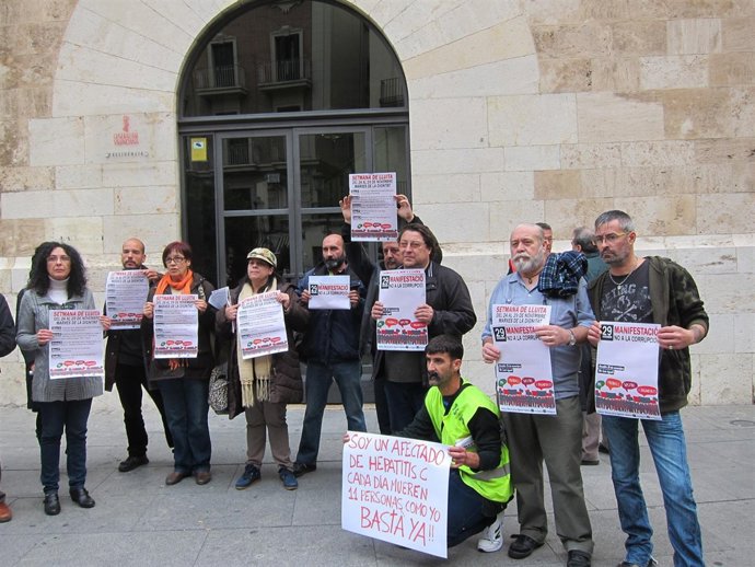Miembros de las Marchas de la Dignidad frente al Palau de la Generalitat