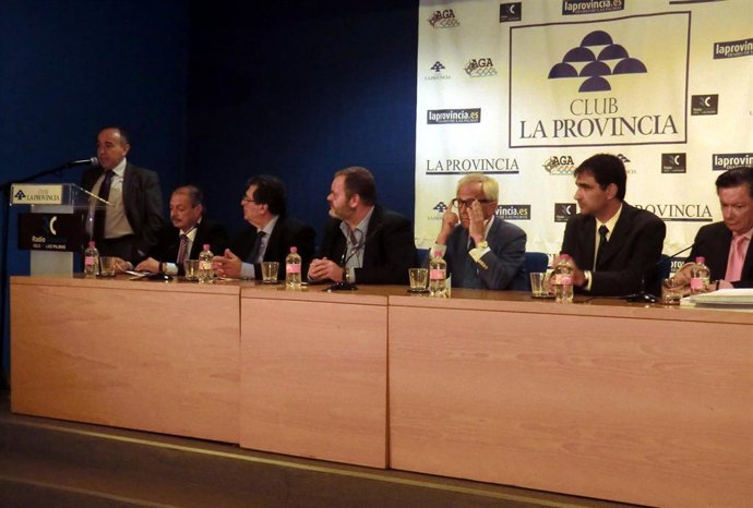 Manuel Padrón hablando, y a su izquierda la mesa de autoridades