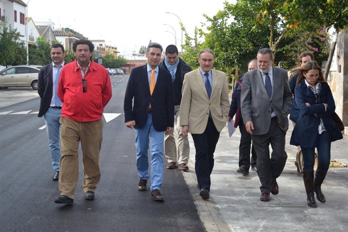 Ruiz Almenara (centro) camina junto a Lorite (izda.) por la avenida