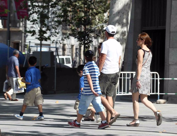 Familia numerosa, paseando, paseo, matrimonio, niños, verano