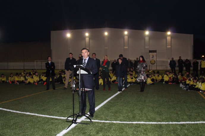 Beamonte inaugura el césped del campo de fútbol de María de Huerva