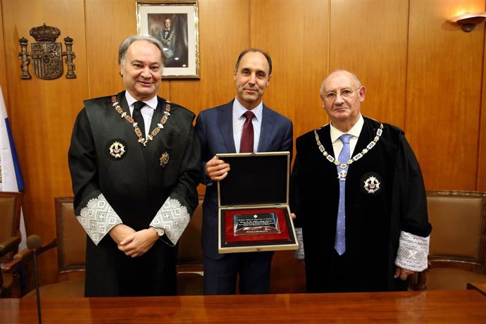 Diego recibe una placa conmemorativa del Colegio de Procuradores