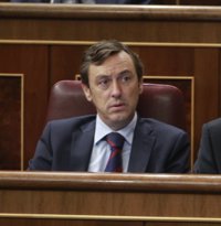 El PP achaca falta de criterio a Pedro Sánchez, que en Madrid habla como Podemos y en Barcelona como nacionalista