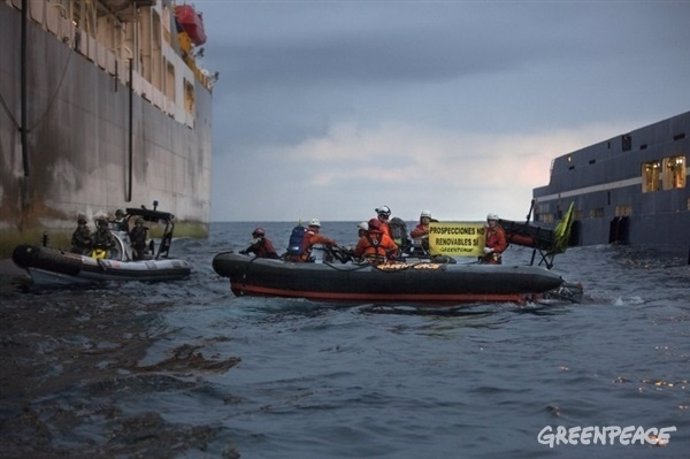 Activistas de Greenpeace protestan en aguas canarias contra las prospecciones