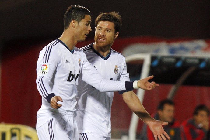 Xabi Alonso y Cristiano Ronaldo en un partido con el Real Madrid