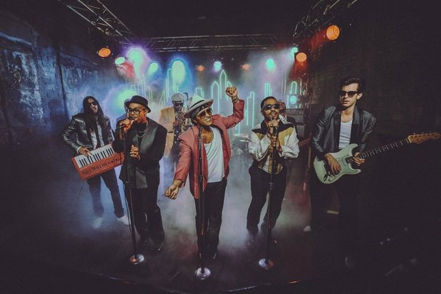 Mark Ronson y Bruno Mars en el videoclip de Uptown Funk