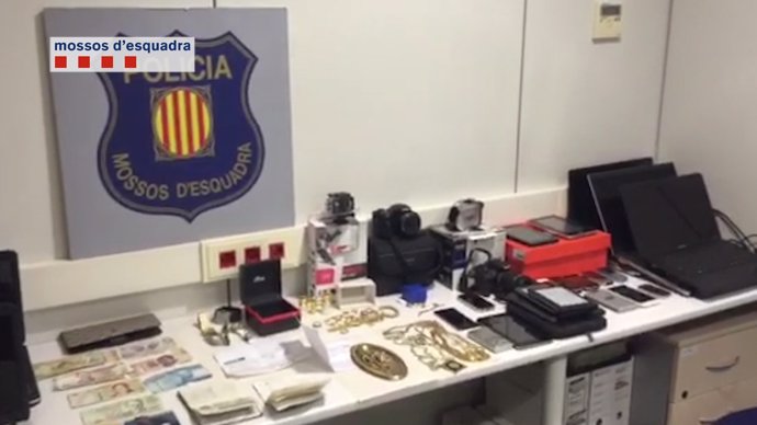 Material recuperado a los tres ladrones de un piso en Barcelona