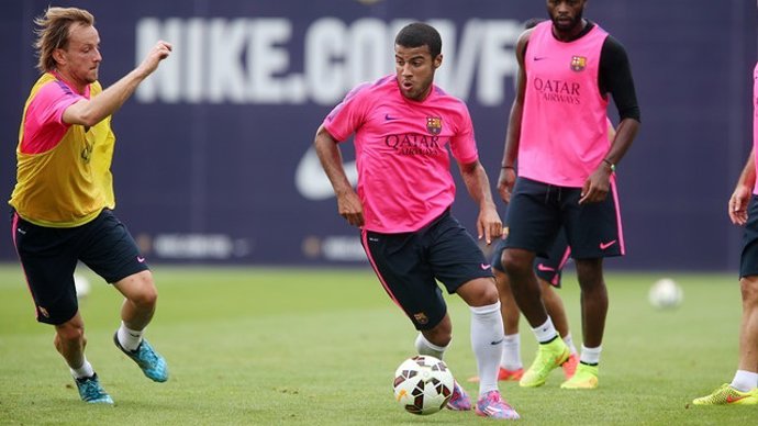 Rakitic y Rafinha en el entrenamiento del Barcelona