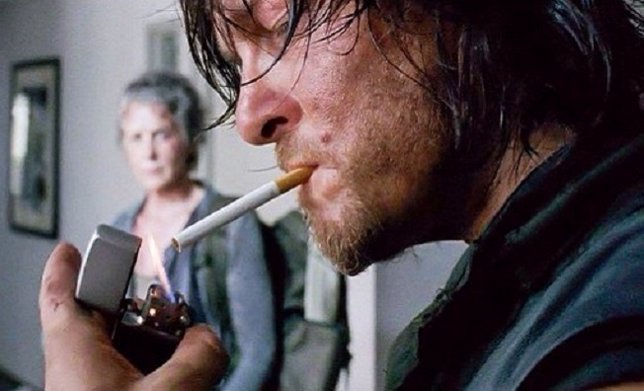 DOMINGO.- Daryl (The Walking Dead) fuma los mismos cigarrillos que Jesse (Breaki