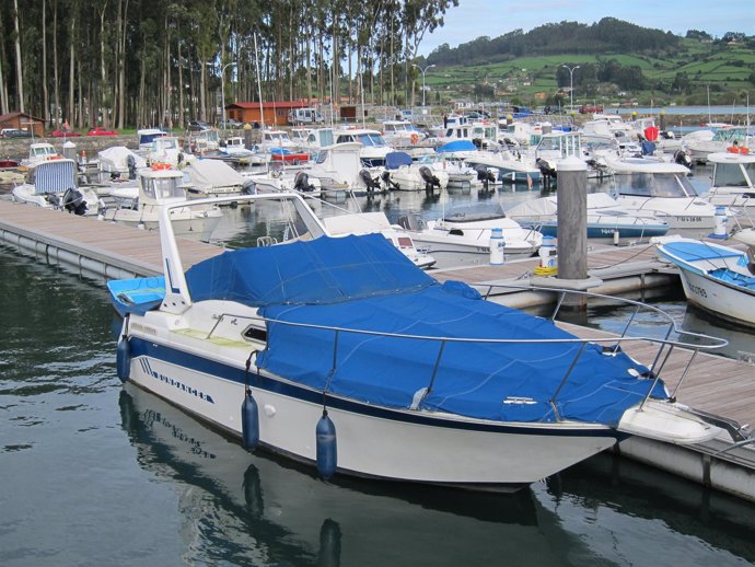 Yate en puerto deportivo de El Puntal