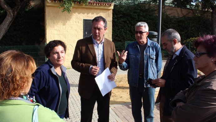 El portavoz municipal del PSOE, Juan Espadas, con vecinos del Parque Estoril