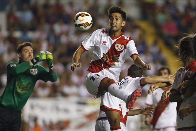 Alberto Bueno, jugador del Rayo Vallecano, salta para coger un balón