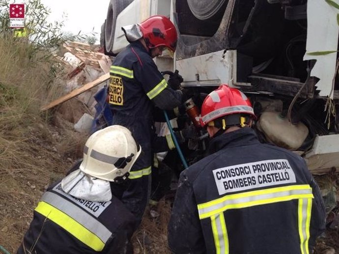 Bomberos trabajando en el accidente de tráfico de Torreblanca