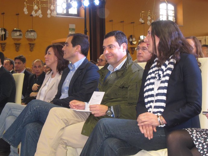 Juanma Moreno con Loles López, José Antonio Nieto y María Luisa Ceballos