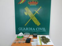 Detenido un joven vecino de Teo (A Coruña) por vender marihuana a otro chico en el entorno de un centro escolar