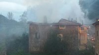 Extinguido el incendio que ha arrasado la cubierta de una casa en Guriezo