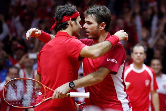 Wawrinka y Federer ganan el dobles para Suiza en la final de la Copa Davis