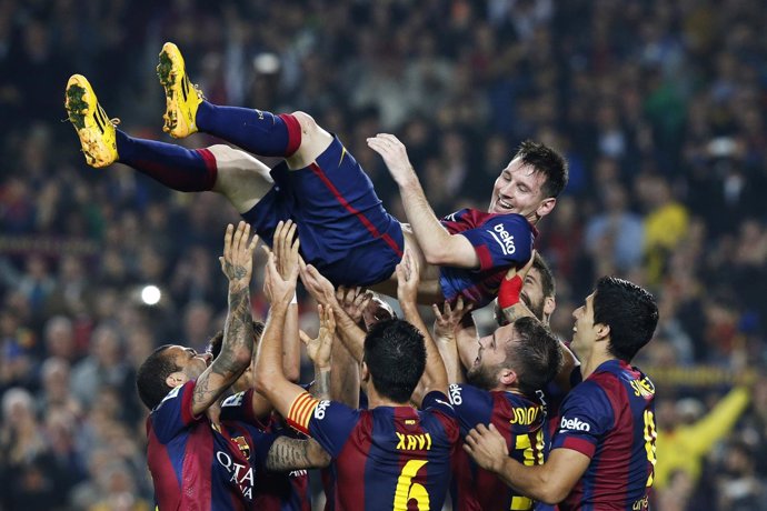 Messi con sus compañeros del Barcelona ante el Sevilla