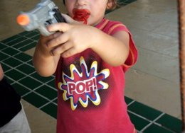 Niño con una pistola de juguete