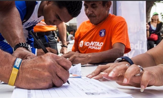 Venezolanos firman por una nueva Asamblea Constituyente