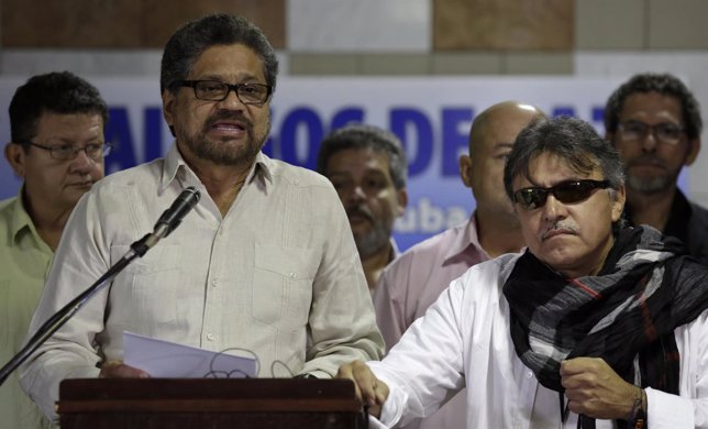 Iván Márquez, el negociador de las FARC, acompañado de otros miembros del grupo.