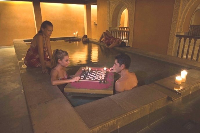 Dos jugadores de ajedrez en el baño árabe hammam al andalus de málga