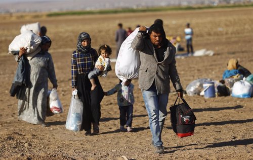 Refugiados kurdos sirios cruzan hacia Turquía