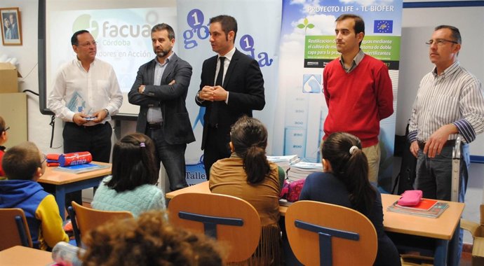 El delegado de Medio Ambiente de la Diputación (centro) en uno de los talleres