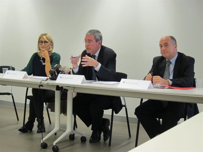 Lola López, Josep Francí y Xavier Ferrer (Colegio de Economistas)