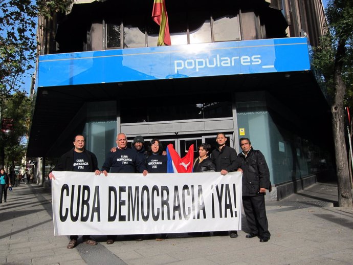 Activistas de Cuba Democracia ¡Ya! ante la sede del PP en Madrid