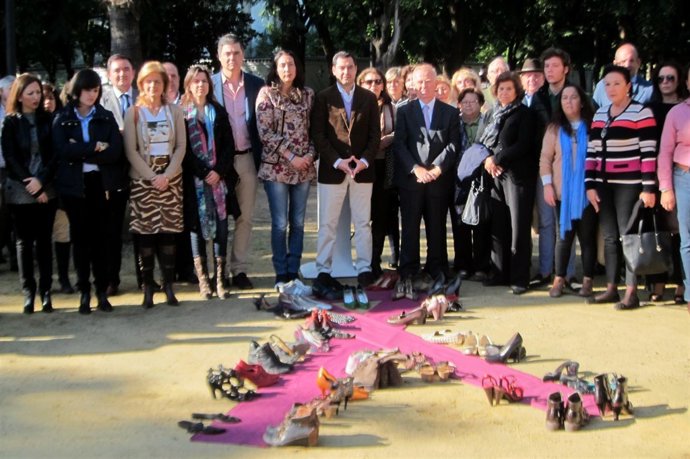 Juanma Moreno y militantes del PP-A en un acto contra la violencia de género