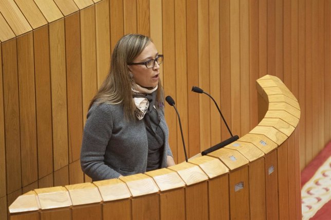 Elena Muñoz en la tribuna del Parlamento gallego