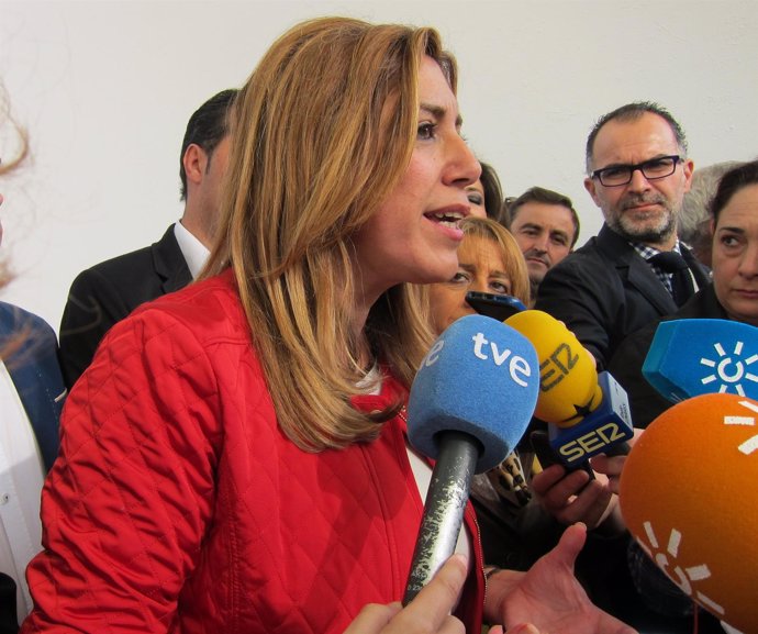 La presidenta de la Junta, Susana Díaz, atiende a los periodistas.