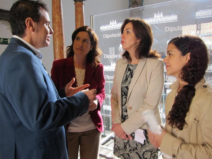 Ceballos, entre Gracia y Escalante, habla con el delegado de la ONG en Córdoba