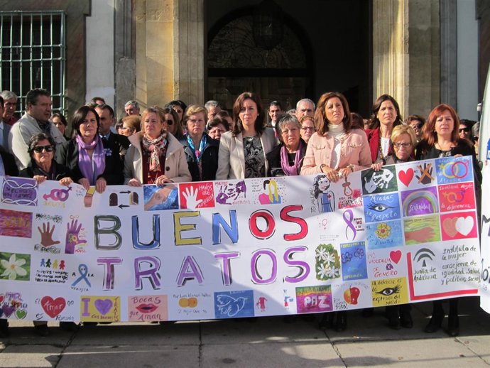 Ceballos (centro), durante la concentración silenciosa
