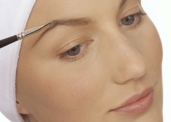 Mujer pintandose las cejasW 17785-05 MODEL RELEASED.  Close up of a female face 