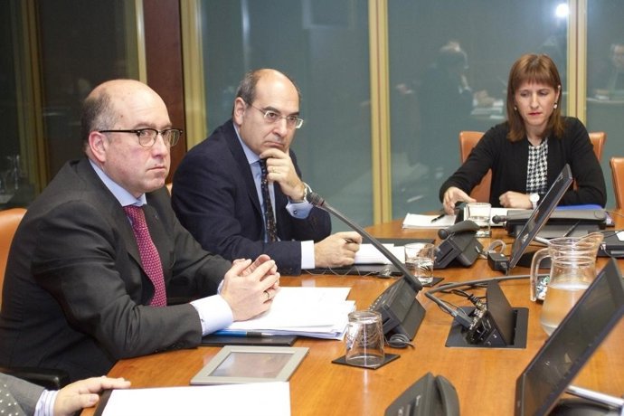 La directora de Kontsumobide, Elena Unzueta y el consejero Jon darpon