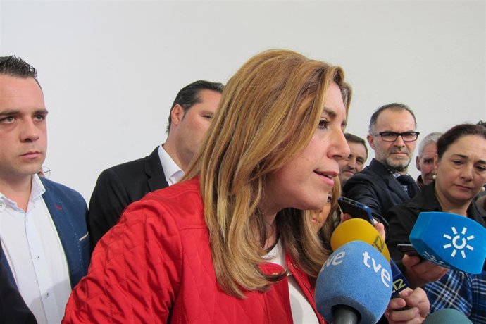 La presidenta de la Junta de Andalucía, Susana Díaz, atiende a los periodistas.