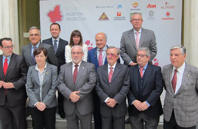 Barbacid, con los organizadores del Foro Nueva Murcia
