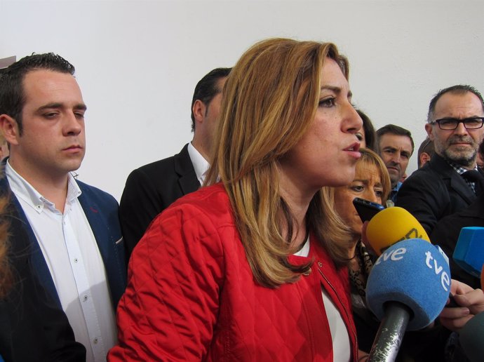 La presidenta de la Junta de Andalucía, Susana Díaz, atiende a los periodistas.